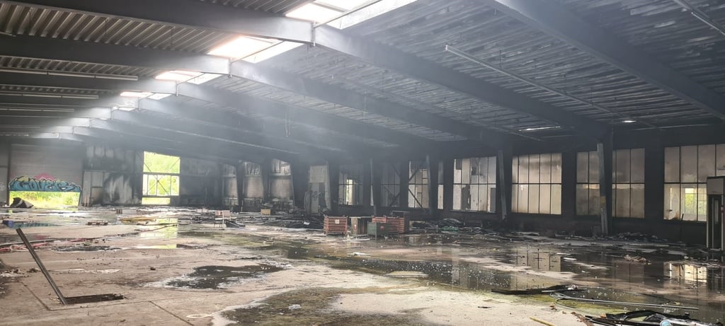 Blick in die ausgebrannte Mibrag-Werkshalle im Tagebau Profen. 21 Stunden hat die Feuerwehr hier gegen die Flammen gekämpft.