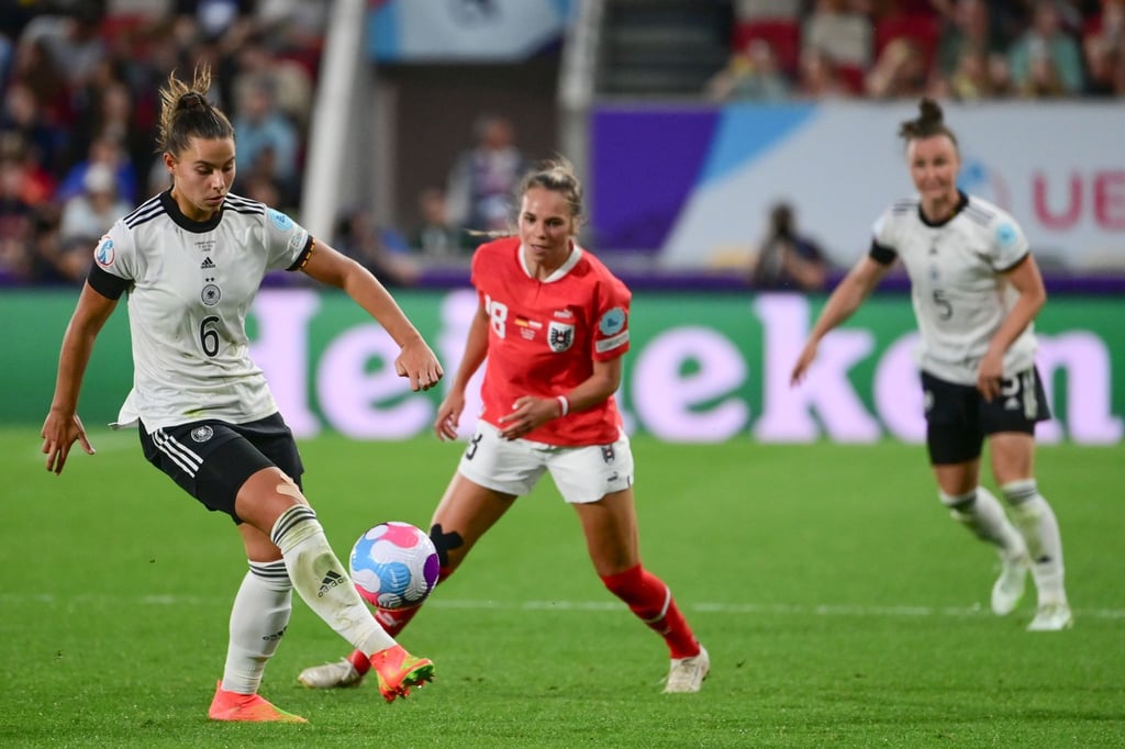 Deutschlands Lena Sophie Oberdorf (l) kämpft mit Österreichs Julia Hickelsberger-Füller um den Ball.