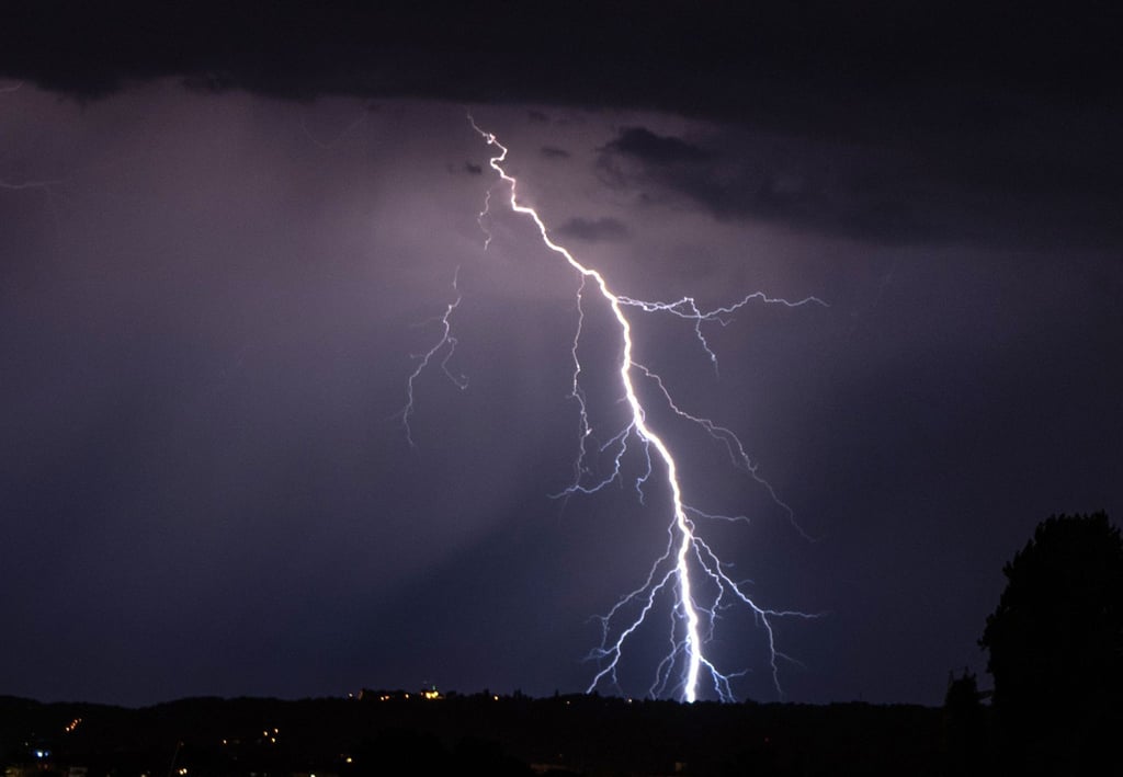 Die neue Woche startet in Sachsen-Anhalt mit hoher Gewitter-Gefahr. Blitze entladen sich während eines Gewitters.