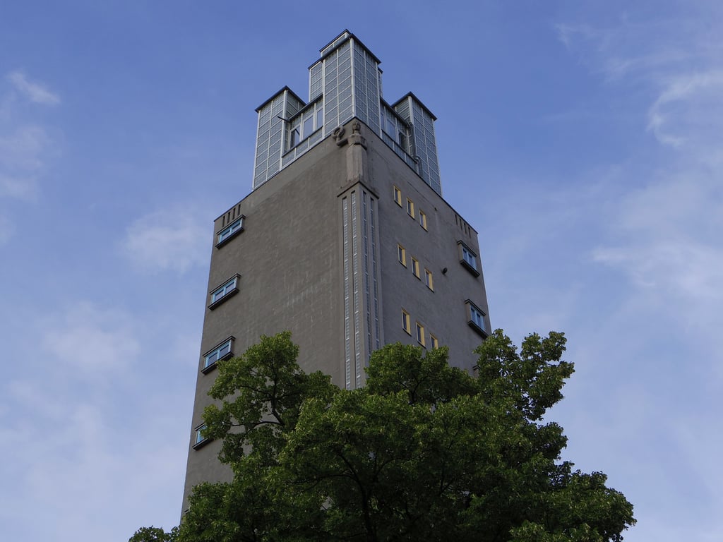 Der Albinmüller-Turm im Magdeburger Stadtpark Rotehorn prägt seit 1927 die Stadtsilhouette von Magdeburg.