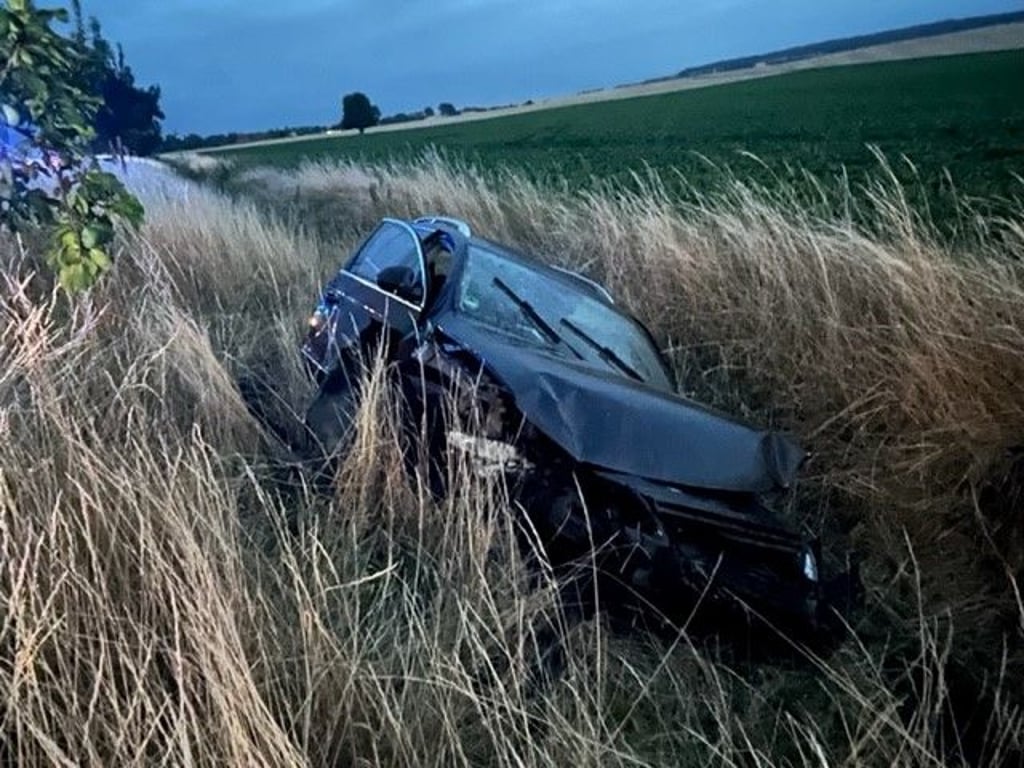 Ein 21-Jähriger ist am Freitag (22. Juli) bei Osterwieck von der Fahrbahn abgekommen, gegen einen Baum gefahren und im Straßengraben zum Stehen gekommen. Er und sein Beifahrer wurden verletzt. Der Fahrer hatte Alkohol getrunken.