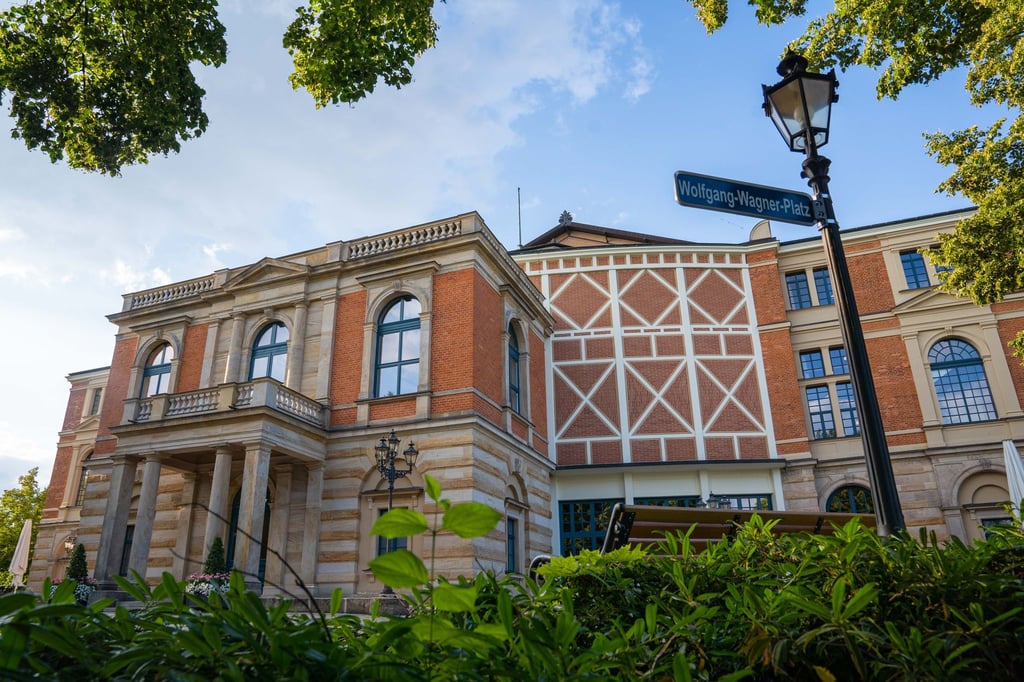Wolken ziehen über das Bayreuther Festspielhaus. Kurz vor dem Start überschatten Sexismusvorwürfe die Festspiele.