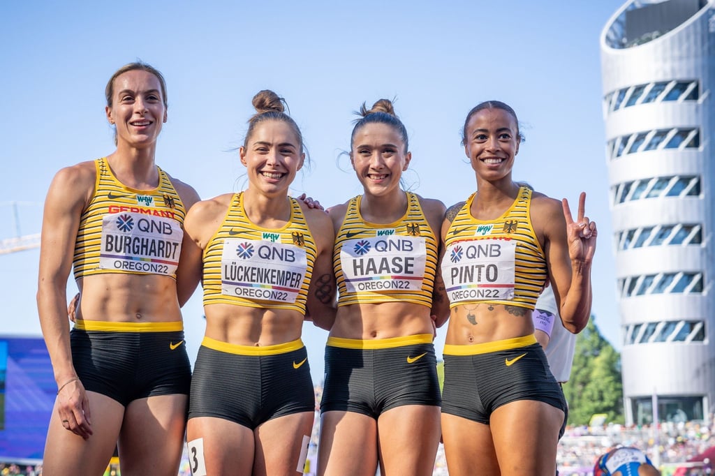 Stehen im Finale der 4x100-Meter-Staffel: Alexandra Burghardt, Gina Lückenkemper, Rebekka Haase und Tatjana Pinto.