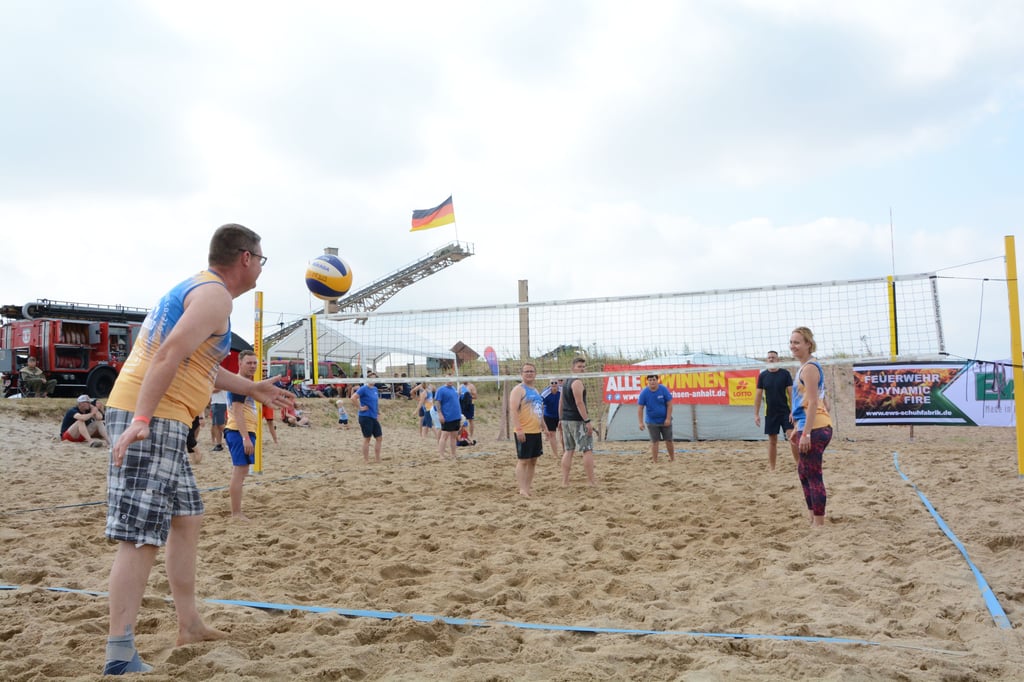 Achtung Aufschlag! Am Samstag fand wieder das Beach on Fire Volleyballturnier der Feuerwehren und Rettungskräfte im Beachcenter Barby nahe Pömmelte statt.