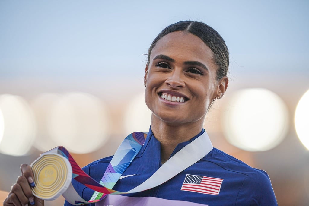 Nach ihrem Fabel-Weltrekord über 400 Meter Hürden posiert Sydney Mclaughlin mit ihrer Goldmedaille.