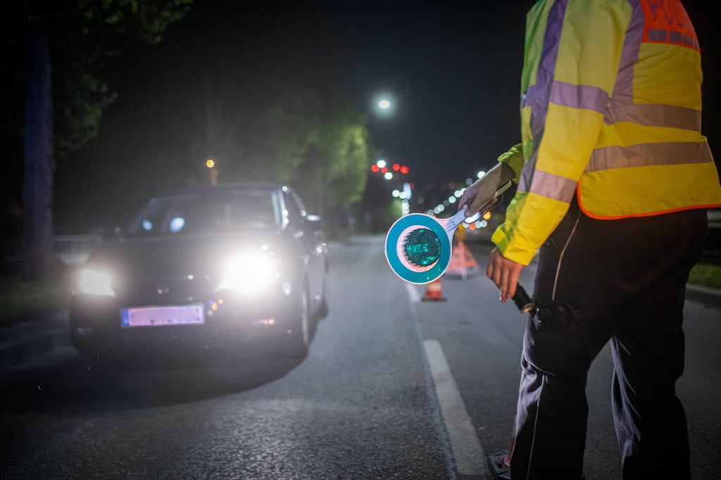 Eine Polizeikontrolle in der Nacht.