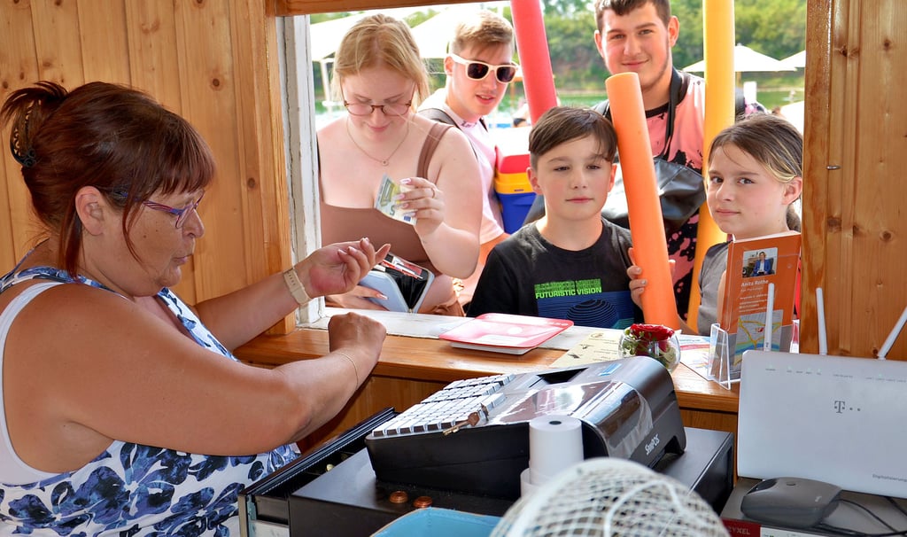 Ute, die Gute! Die Kassiererin vom Staßfurter Strandsolbad Ute Schliwa kann sich keinen schöneren Job im Sommer vorstellen.