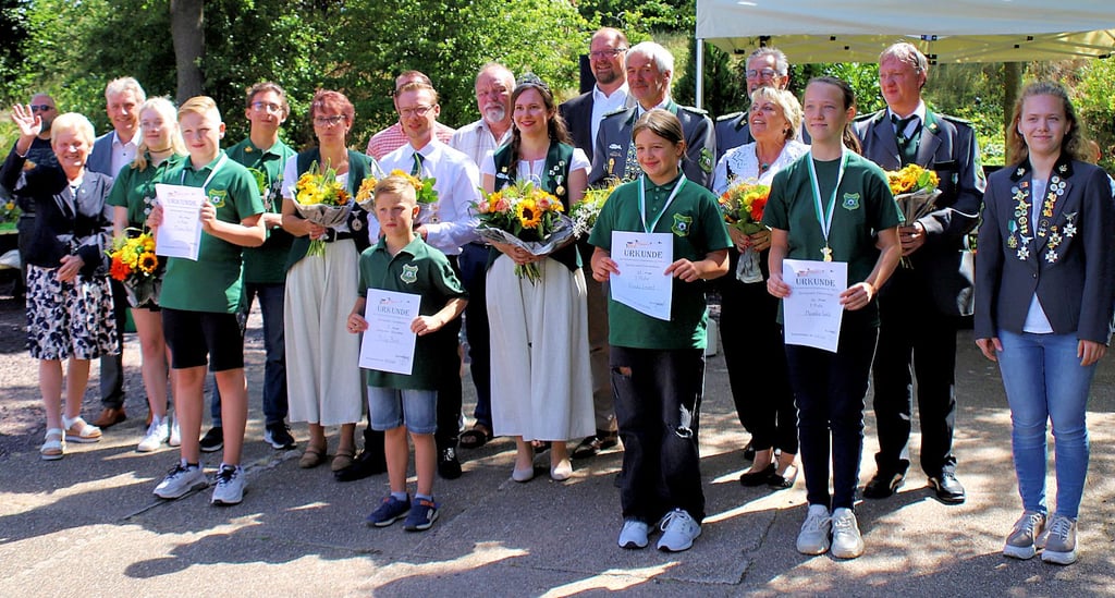 Seinen Höhepunkt erlebte das 27. Schützenfest mit der Krönung der aktuellen Majestäten bei den Damen, Herren, Jugendlichen und Kindern. Dazu gab es Frühstück auf dem Vereinsgelände der Schützen.