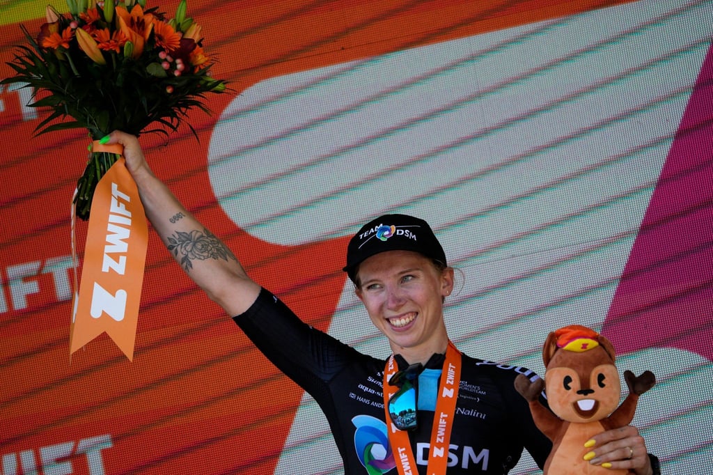Lorena Wiebes aus den Niederlanden lächelt auf dem Podium nach der ersten Etappe.