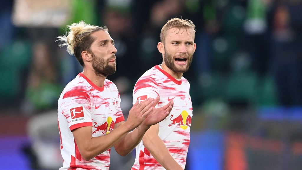 Kevin Kampl (l) hofft auf den Verbleib von Konrad Laimer bei RB Leipzig.