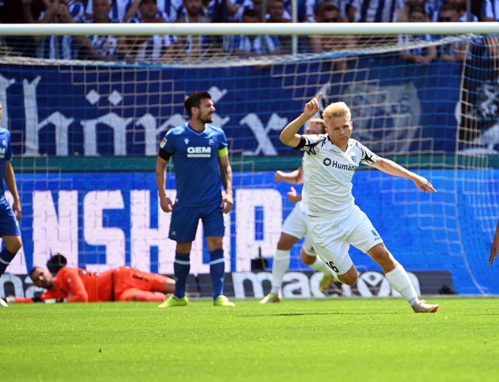 Der Magdeburger Andreas Müller (r) bejubelt seinen Treffer zum 0:1.