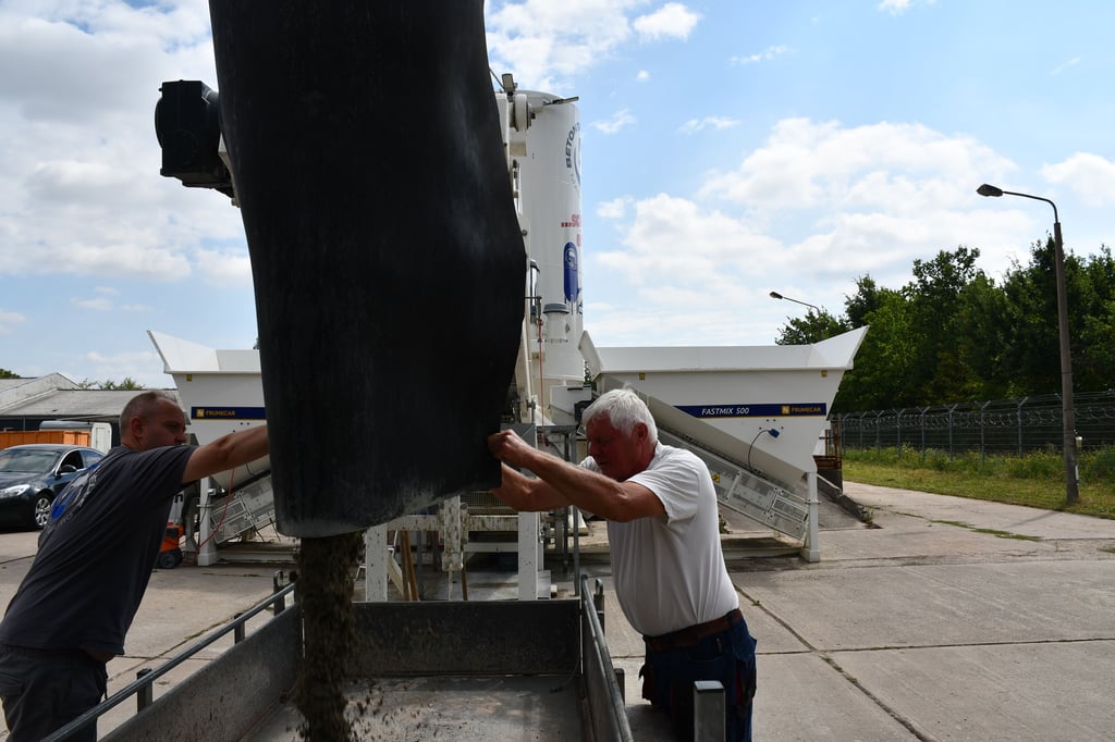Marcel Wöge (l.) bedient Magdeburgs erste Betontankstelle, Detlef Wulkau ist bereits regelmäßiger Kunde.