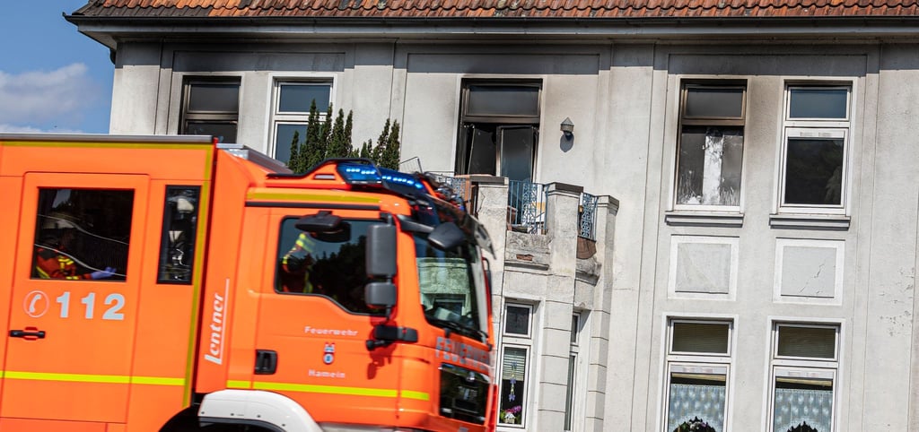 Verrußte und beschädigte Fenster und Türen: Bei einem Feuer in einem Mehrfamilienhaus in Hameln ist ein Kind ums Leben gekommen, weitere Personen wurden nach Angaben der Polizei teils schwer verletzt.