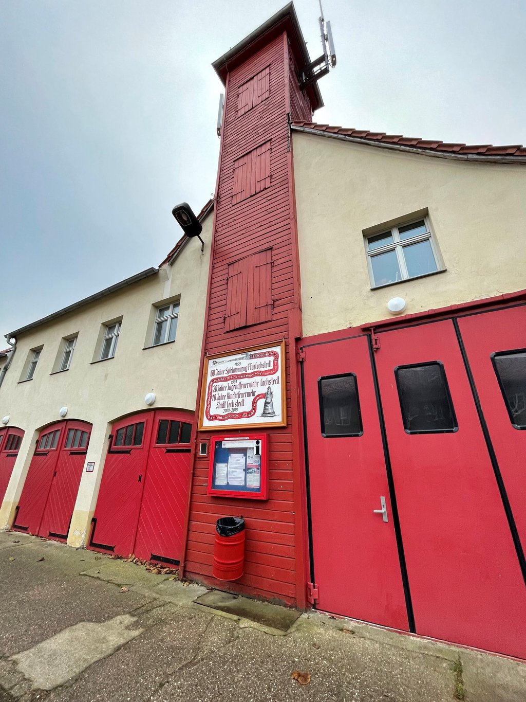 Das Gerätehaus der Feuerwehr Cochstedt ist in die Jahre gekommen und hält den Ansprüchen der Versicherung nicht mehr stand.