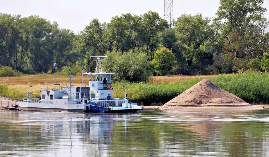 Erst vor Kurzem musste die Fähre Ferchland-Grieben wegen Niedrigwasser vorübergehend den Betrieb einstellen. Da viel Geschiebe auf dem Boden der Elbe abgelagert wird, muss regelmäßig die Fahrrinne ausgebaggert werden. 