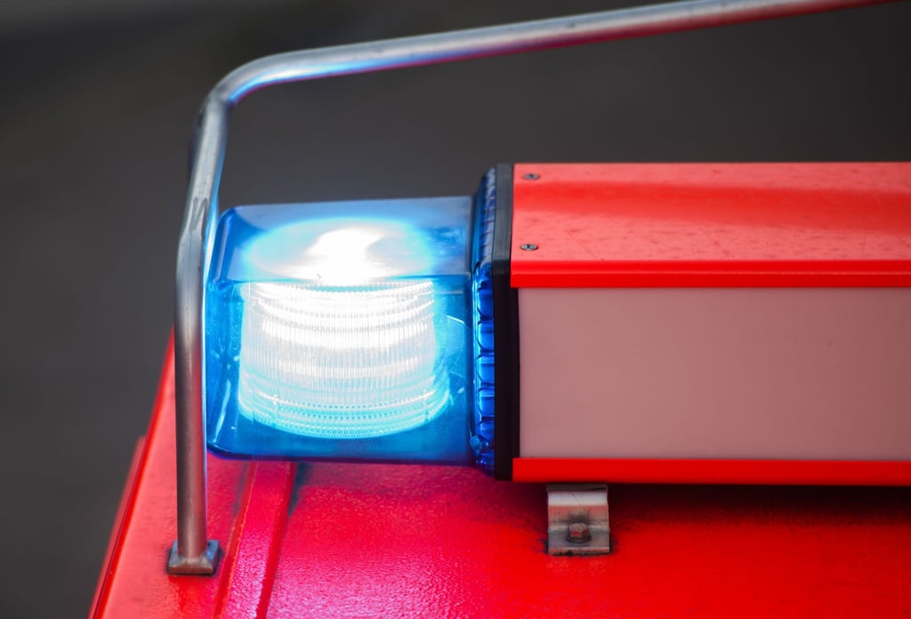 Ein Blaulicht leuchtet an einem Feuerwehrwagen.