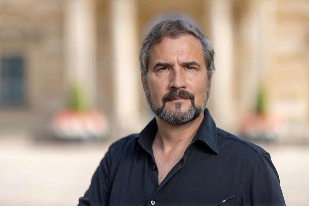 Der Regisseur Roland Schwab steht vor dem Festspielhaus. Er eröffnet mit einer Neuproduktion von „Tristan und Isolde“ die Bayreuther Festspiele.