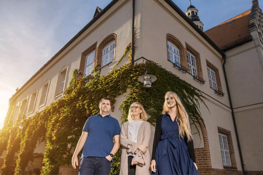 Ehemalige und aktuelle Gardelehrer: Pascal Mattheis, jetzt Lehrer an der Sekundarschule am Drömling in Mieste, Stipendiatin Milena Schulze und Isabelle Radtke (rechts), die an der Karl-Marx-Schule in Gardelegen unterrichtet.