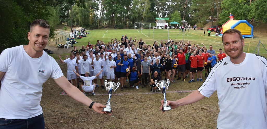 Matthias Fäsche (l.) vom Vorstand der SG Bösdorf und Ronny Hoffmann, stellvertretender Vorsitzender des gastgebenden Vereins, zeigen die Siegerpokale, die es beim Volleyballturnier auf der herrlich gelegenen Anlage neben dem Sportplatz zu gewinnen gibt.