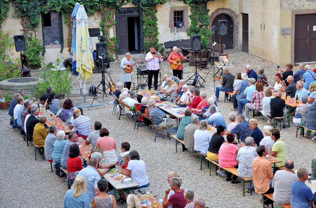 Die schottische Band North Sea Gas lockte ein großes Publikum in den Burghof von Burg und Schloß Allstedt.