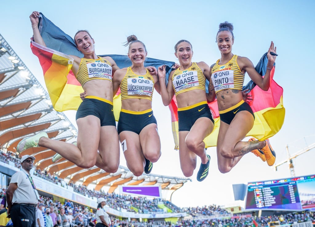 Alexandra Burghardt, Gina Lückenkemper, Rebekka Haase und Tatjana Pinto (l-r) bejubeln ihren dritten Platz.