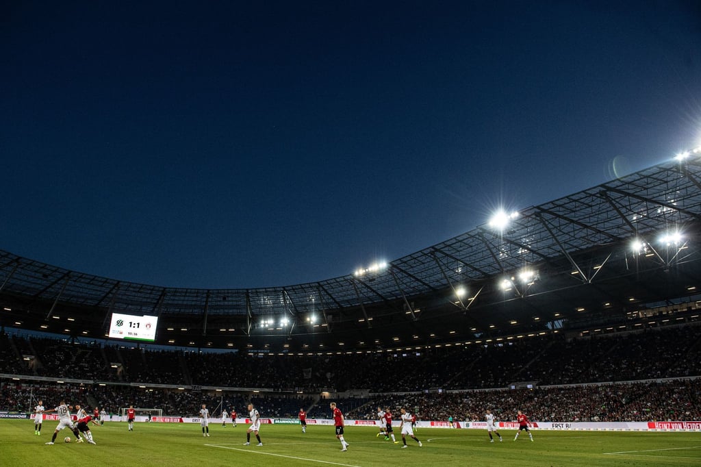 Blick in die Arena, während die Spieler auf dem Feld stehen.