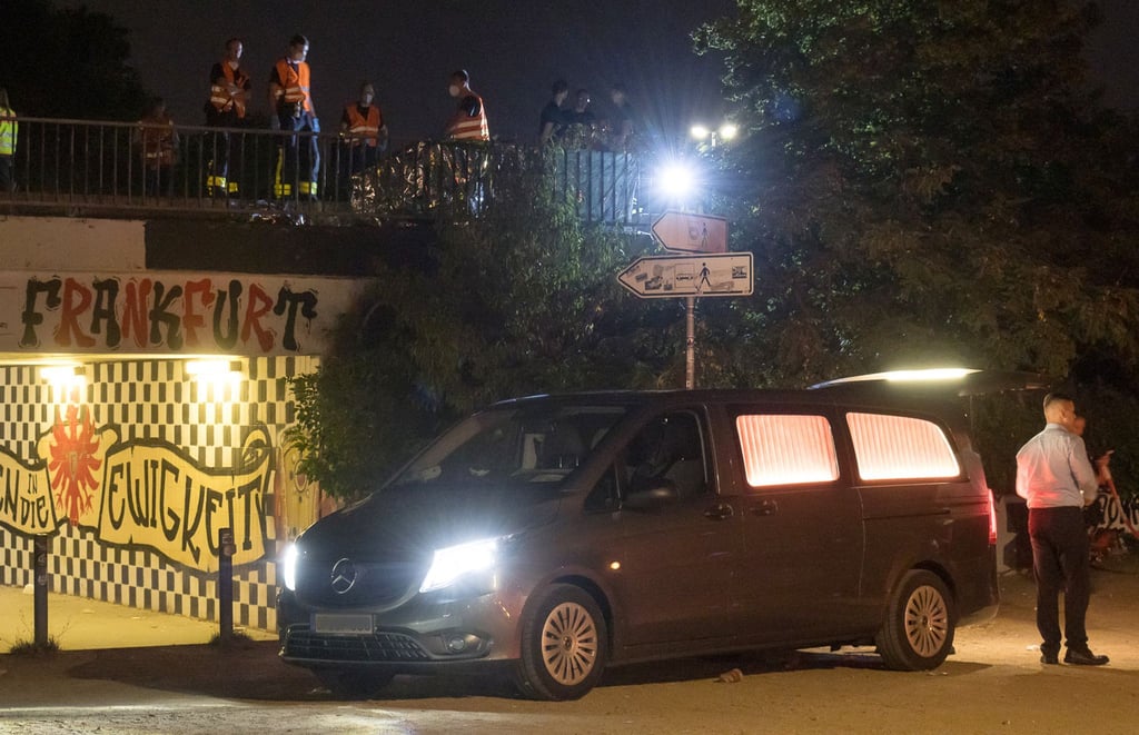 Eine 25-jährige Frau und ein 45 Jahre alter Mann sind in Frankfurt von einem Zug erfasst worden und gestorben.