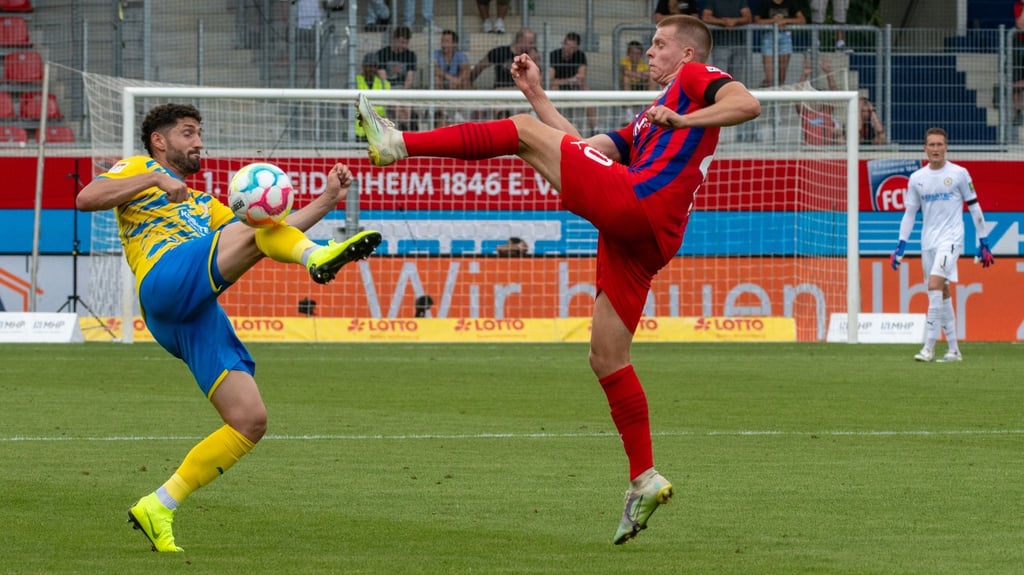 Heidenheims Dzenis Burnic (r) und Braunschweigs Fabio Kaufmann kämpfen um den Ball.