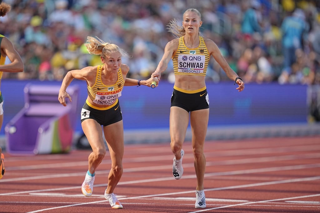 Die deutsche 4x400-Meter-Staffel um Corinna Schwab (r) und Elisa Lechleitner schied im Vorlauf aus.