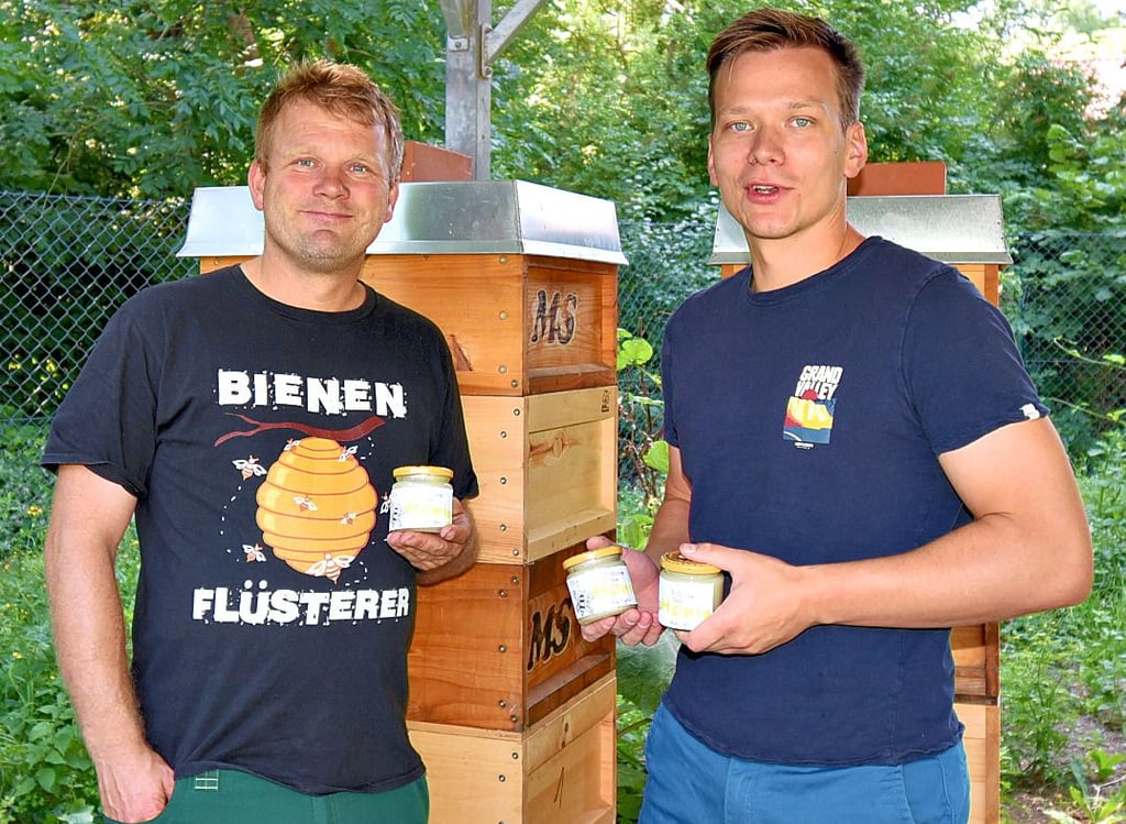 Der Egelner Schulleiter Philipp Spengler (r.) und Landwirt Mathias Schultz zeigen ein paar Gläser der ersten Honigernte der Schule.