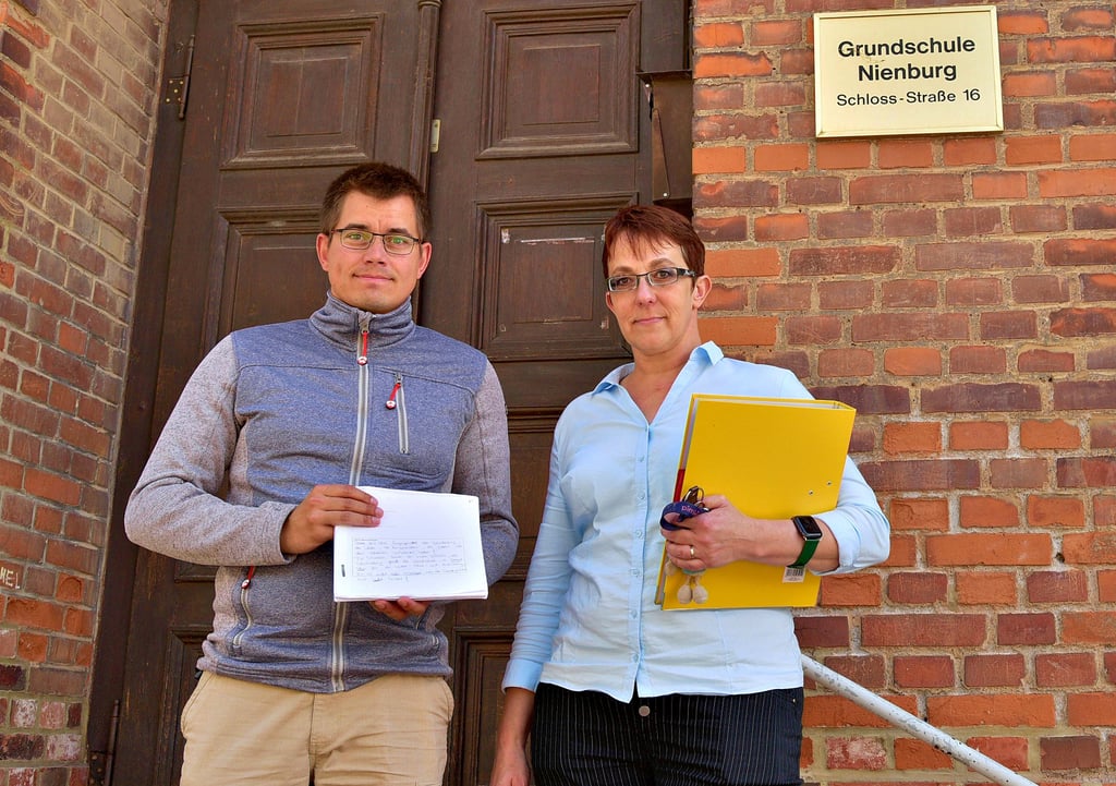 Nienburgs Bürgermeisterin Susan Falke (rechts) und Sebastian Hermann als Vertreter der Eltern der Schüler der Grundschule Nienburg haben den Brief an Minsterpräsident Haseloff, Bildungsministerin Feußner und den Direktor des Landesschulamtes mit verfasst.