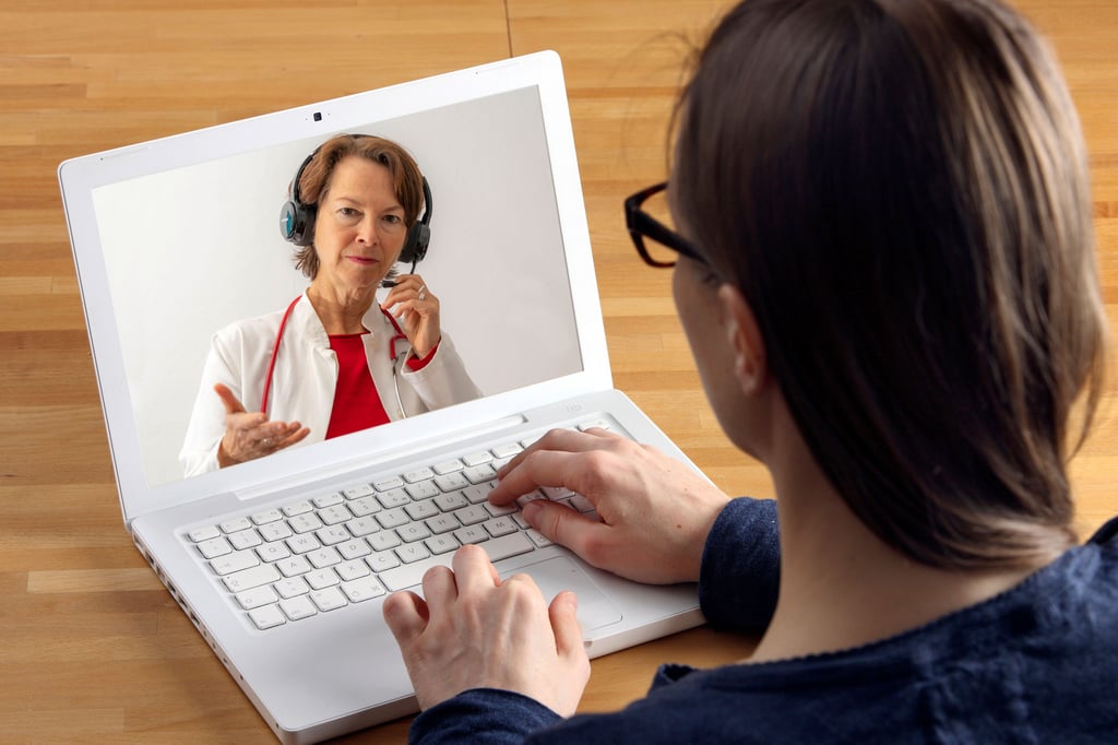 Telemedizin kann gerade in ländlichen Regionen helfen: Eine Patientin spricht in einer Videokonferenz mit einer Ärztin, von Zuhause aus,