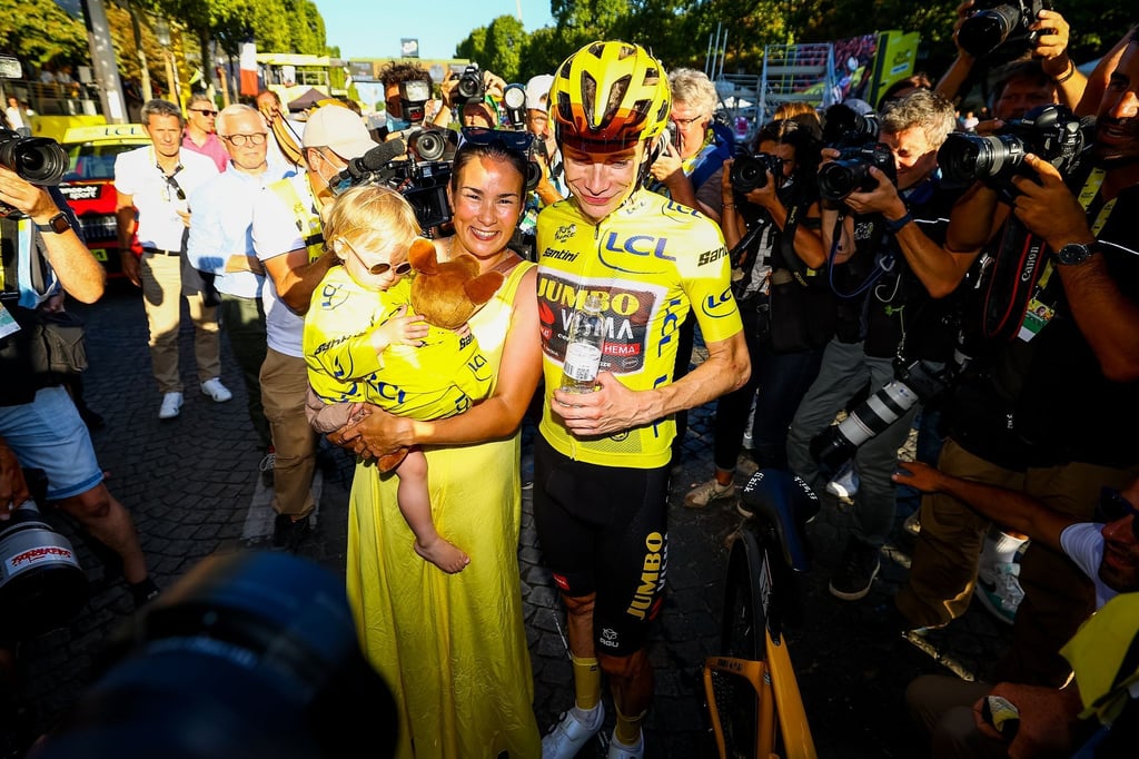 Tour-Sieger Jonas Vingegaard (r) steht nach der letzten Etappe in Paris mit seiner Familie zusammen.