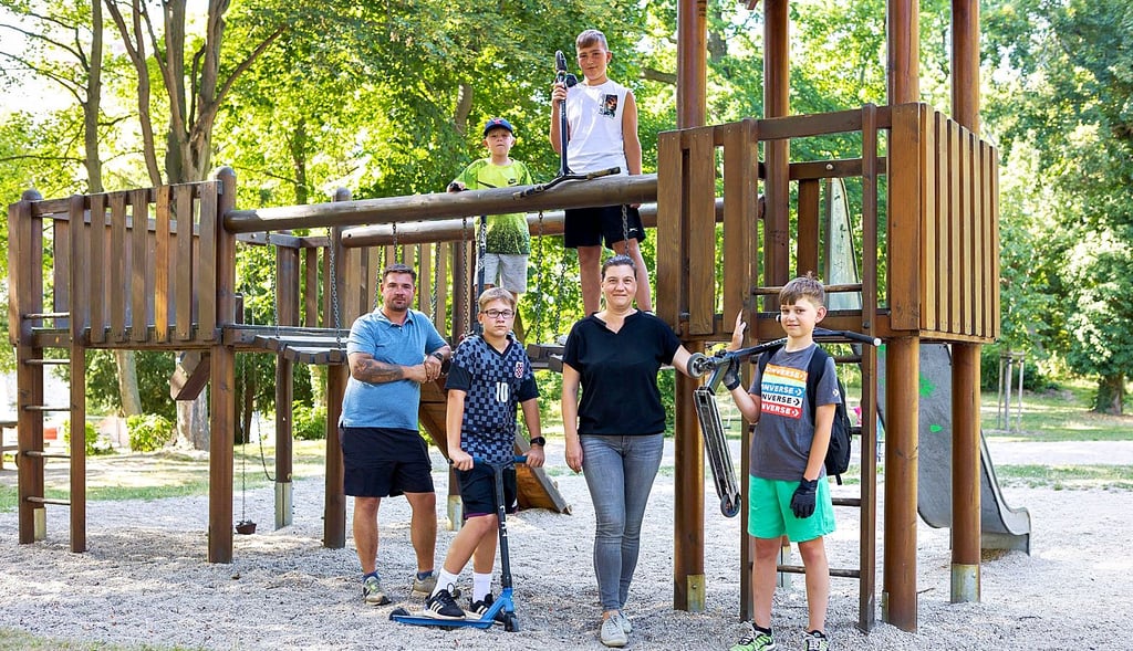 Die Kinder  Paul, Dustin, Pepe und Louis würden einen Skaterpark in Droyßig klasse finden. Leonardo Stürzte (l.), Vorsitzender des Kulturvereins, hatte die Idee, die die Bürgermeisterin   Evelyn Billing  unterstützt. 