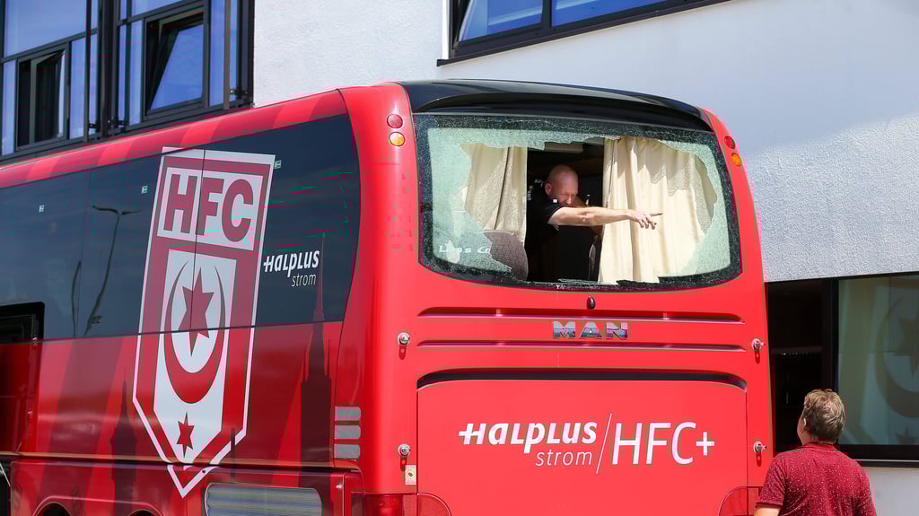 Heckscheibe kaputt: Der HFC-Mannschaftsbus kam in Zwickau zu Schaden.