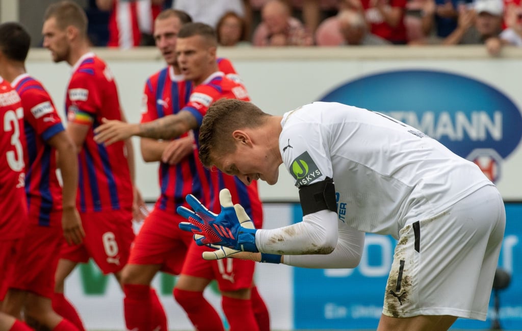 Braunschweigs Torwart Ron-Thorben Hoffmann ärgert sich.