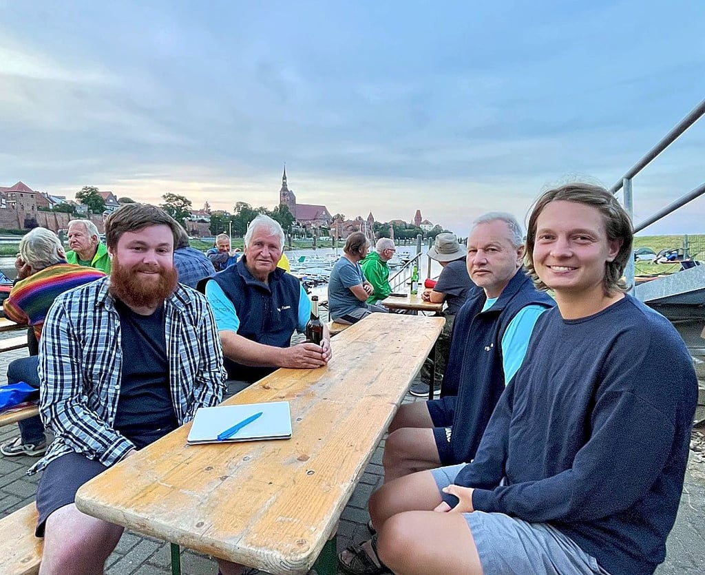 Danny (links) und Wiebke (rechts) aus Cambridge mit Peter Papowski (hinten links) und Harald Zeidler (hinten rechts).