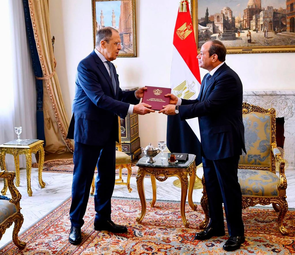 Russlands Außenminister Sergej Lawrow (l) wird von Ägyptens Präsident Abdel Fattah al-Sisi in Kairo empfangen.