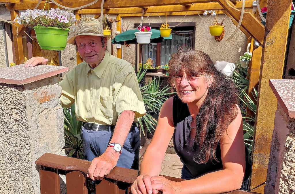 Harry Schnabel (82) wohnt schon mehr als 50 Jahre im Kiedel. Oft kommt ihn seine Tochter Carmen Stein besuchen.