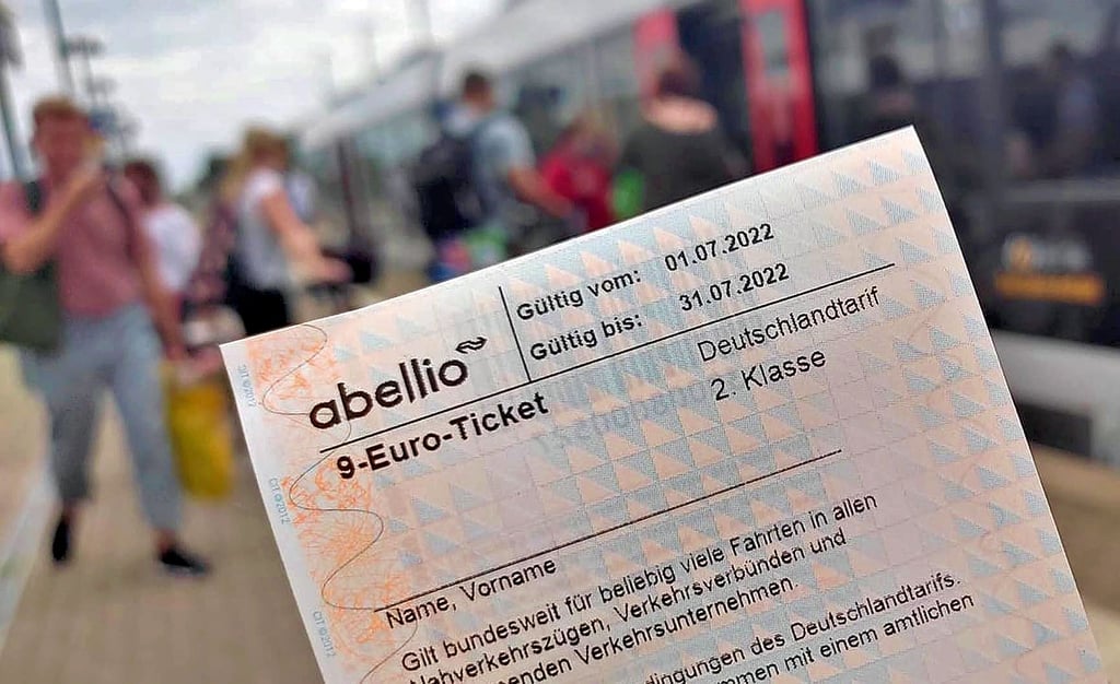 Überfüllte Regionalzüge gibt es derzeit dank 9-Euro-Ticket überall.