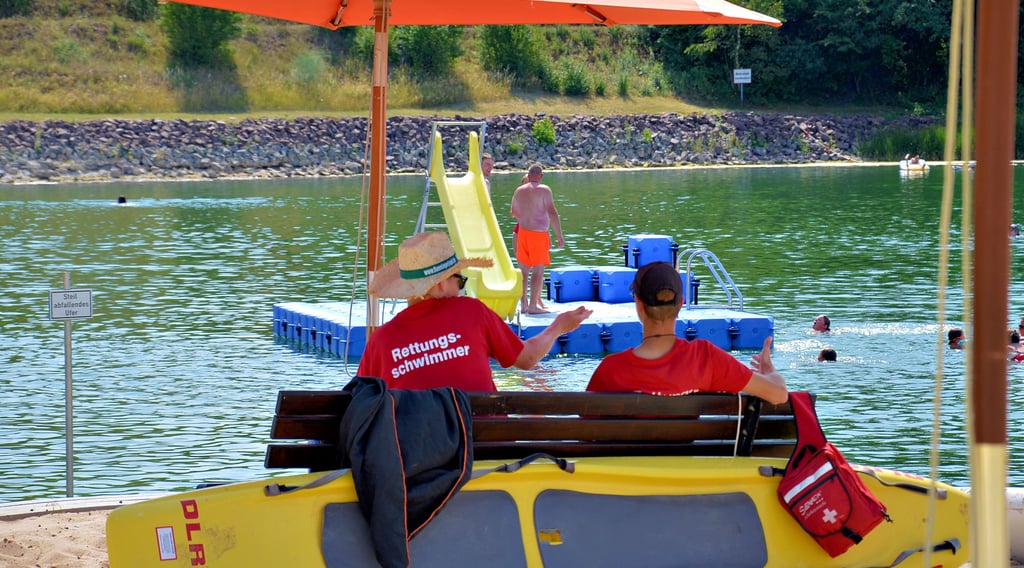 Rettungsschwimmer - der geilste Job der Welt? Nicht ganz. Denn auch Kippen- und Müllaufsammeln gehört manchmal dazu, Entenkacke beseitigen, Algen fischen...