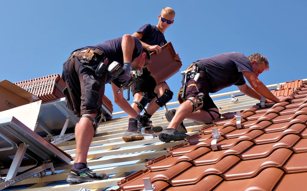 Trotz der hochsommerlichen Temperaturen geht Julian Radaczek (Mitte), Christian Arndt und Hartmut Zass (rechts) die Arbeit flott von der Hand.