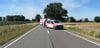Fahrzeuge von Rettungsdienst und Notarzt stehen ander Unfallstelle auf der L2 im Landkreis Stendal 