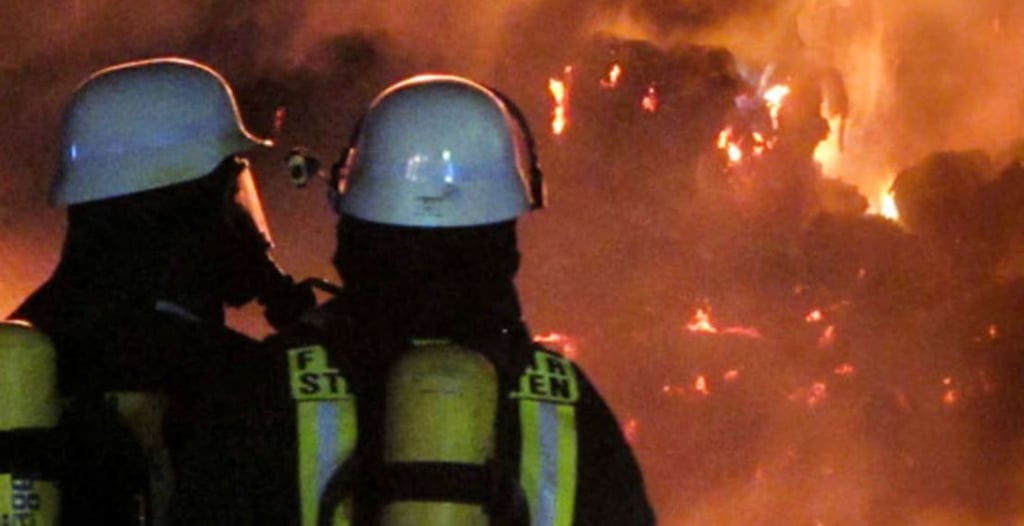 Im Jerower Land geht offenbar ein Feuerteufel um. 450 Strohballen hat er in Karow in Sachsen-Anhalt in Brand gesteckt. Nun ermittelt die Polizei.