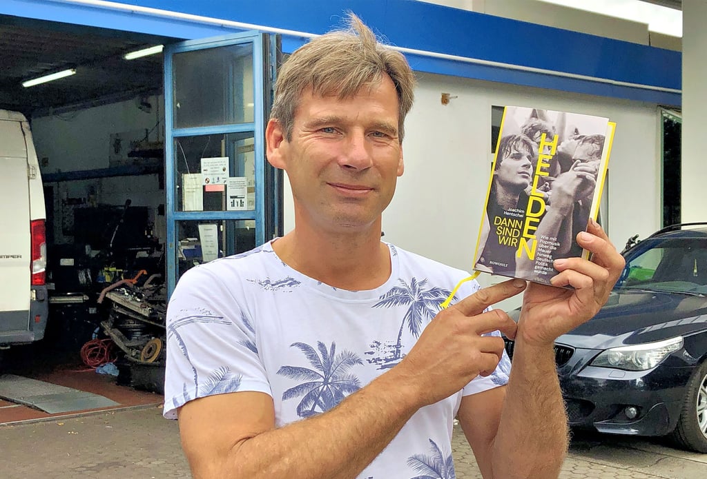 Swen Nickel ist 1988 beim Bruce-Springsteen-Konzert in Berlin-Weißensee fotografiert worden. Mitbekommen hat er es nicht. 34 Jahre später sieht sich der Kfz-Mechaniker auf dem Cover des Buches „Und dann sind wir Helden“ von Joachim Hentschel.