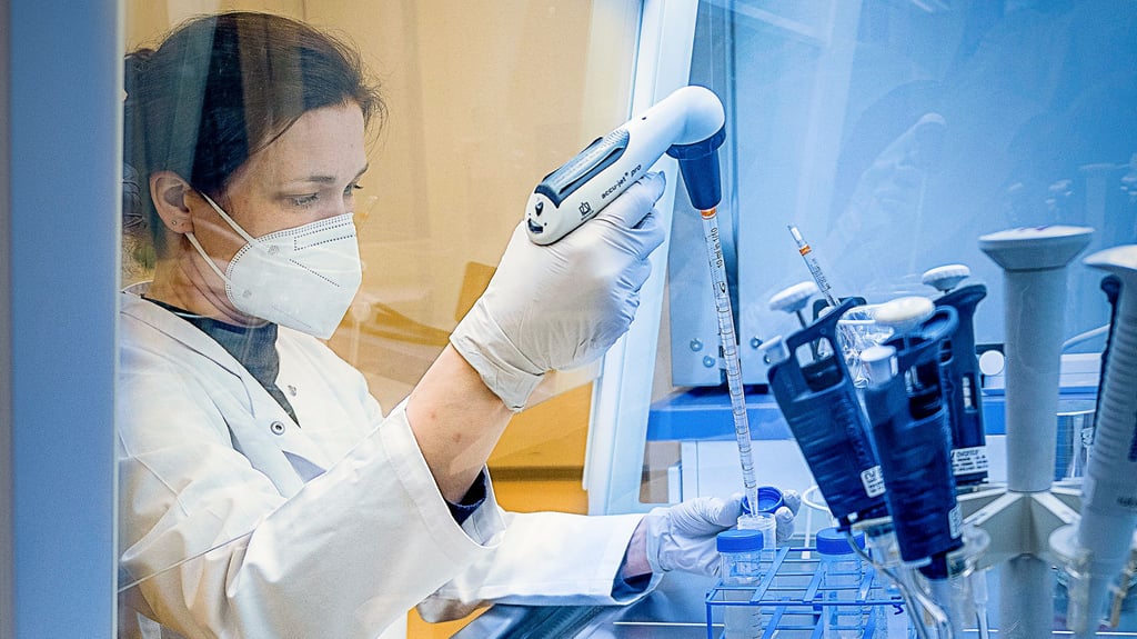 Virologin Swetlana Rot untersucht im Labor Abwasserproben auf Coronaviren.