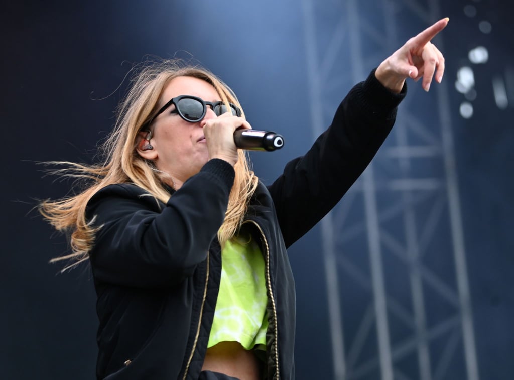 Sandra Nasic von den Guano Apes singt auf der Bühne des Deichbrand Festivals.