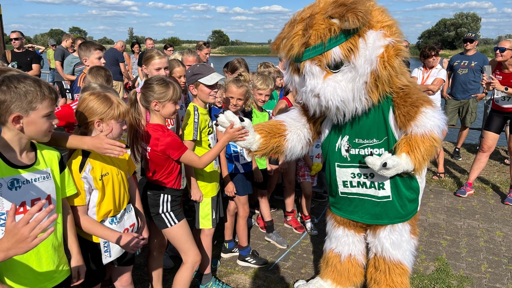 Elmar- das Maskottchen des Tangermünder Elbdeichmarathonvereins – bei den Kindern des Lichterlaufs.