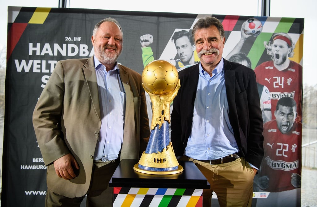 DHB-Präsident Andreas Michelmann (l) und Heiner Brand, Weltmeister als Spieler 1978 und Trainer 2007, bei einer Pressekonferenz.
