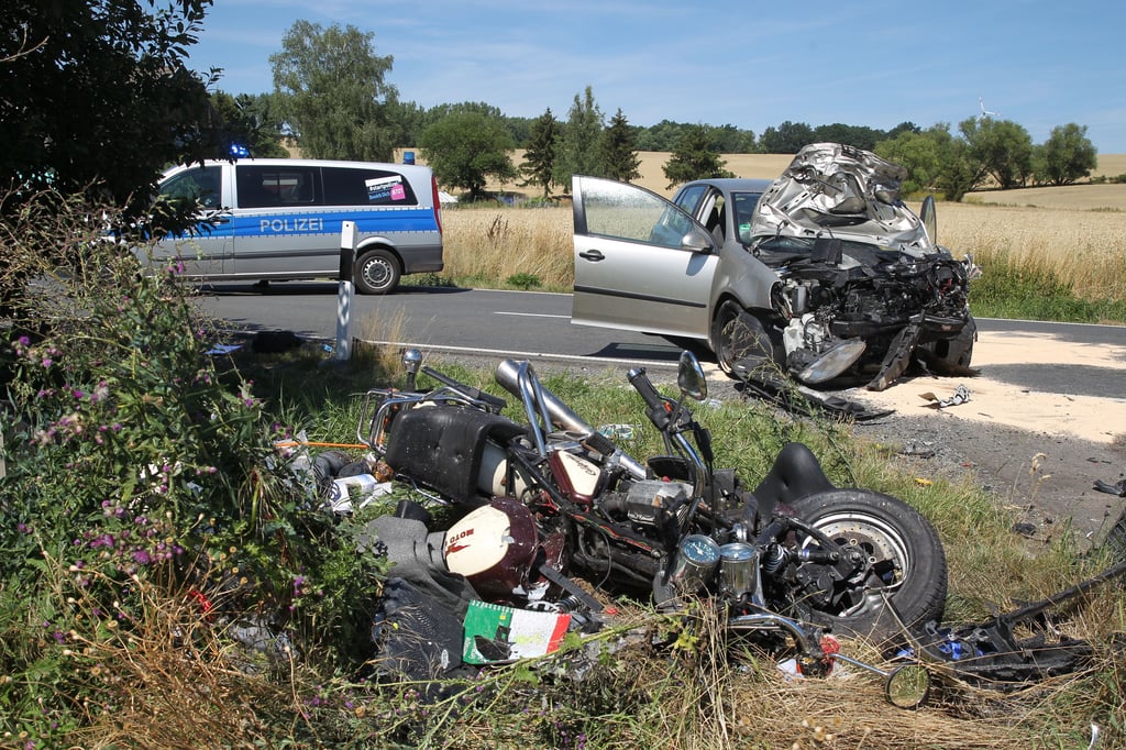Trümmer liegen an einer Unfallstelle in der Nähe von Günzerode: Bei einem Frontalzusammenstoß mit einem Auto ist am Sonntag auf der Bundesstraße 243 in Nordthüringen ein Biker-Paar ums Leben gekommen.